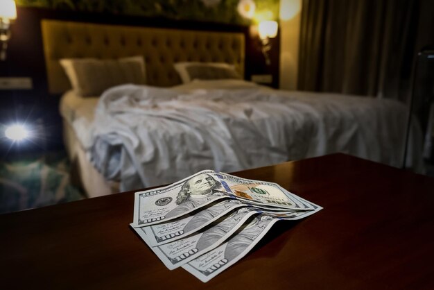 Tips at the bed for the housekeeper