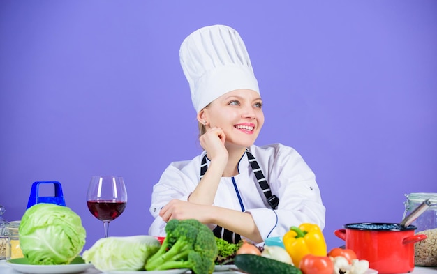 Tips voor zelfgemaakt eten Verander ingrediënten in een heerlijke maaltijd Culinaire vaardigheden Vrouw chef-kok draagt hoed schort in de buurt van tafel ingrediënten Meisje schattige chef-kok leert culinair Beste culinaire recepten om thuis te proberen