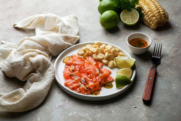 Tiradito de zalm. Peruaanse schotel van rauwe vis, carpaccio