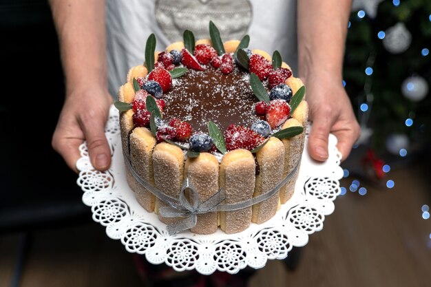 Tiramisu bedekt met chocoladeglazuur en versierd met bessen