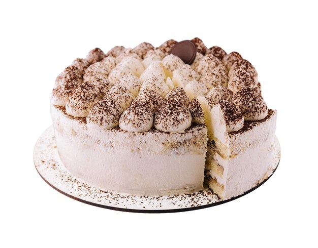 Tiramisu cake bestrooid met cacaopoeder op plaat