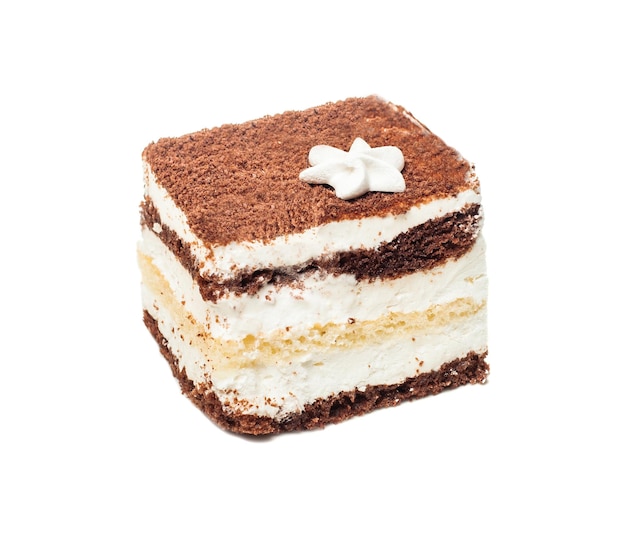 Tiramisu-cake geïsoleerd over wit