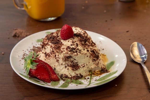 Tiramisu-cake met aardbeien