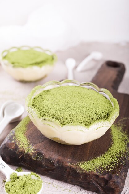 Tiramisu-cake met groene matchathee