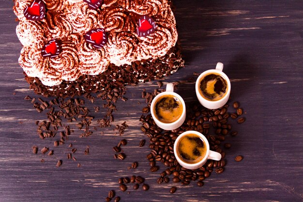 티라미수 케이크는 여러 겹의 에스프레소를 넣은 초콜릿 케이크에 초콜릿 마스카포네 무스를 채우고 휘핑크림을 얹은 것입니다.