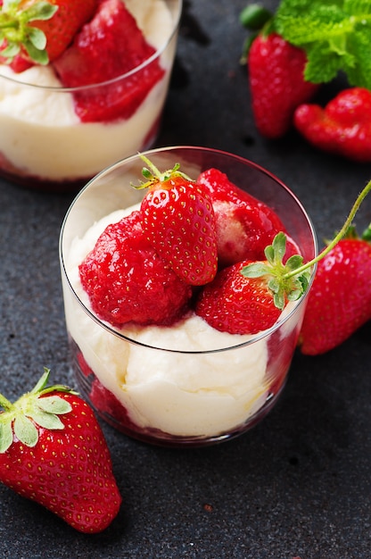 Foto torta tiramisù con fragole e menta