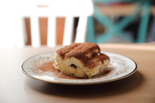 Torta tiramisù su fondo di legno