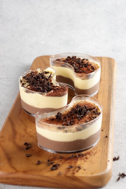 Tiramisu dan kopi mouse Tiramisu and coffee mousse in glass topping with chocolate