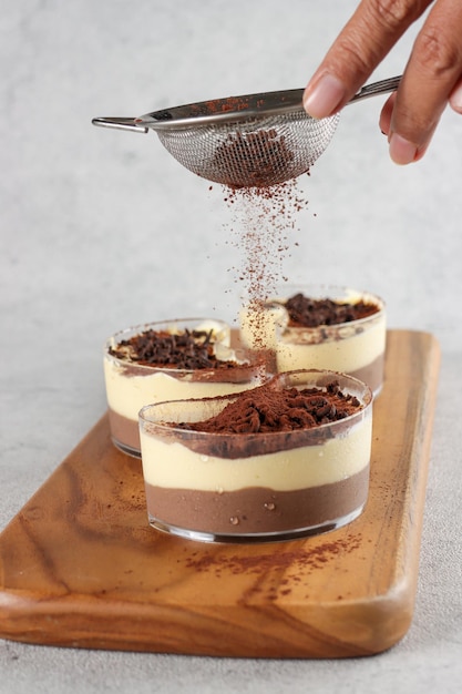 Tiramisu dan kopi mouse Tiramisu en koffiemousse in glazen topping met chocolade