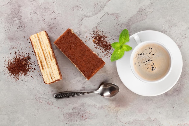 Tiramisu-dessert en koffiekopje