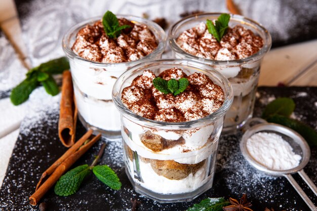 Tiramisu-dessert met mascarponeroom en cacao