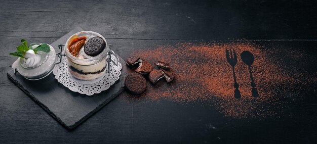 Tiramisu Dessert van koekjes en mascarpone kaas Op een houten ondergrond Bovenaanzicht Vrije ruimte voor uw tekst