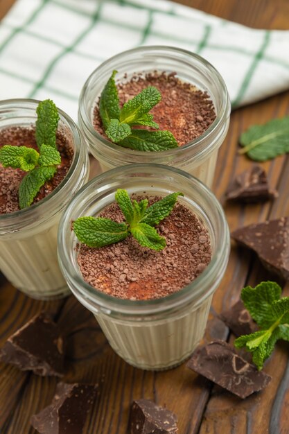 Photo tiramisu in a glass on a brown wooden table