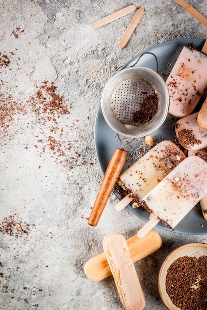 Tiramisu ijslollys ijs. Gelato knalt met Italiaanse savoiardi-koekjes, mascarpone, melkchocolade