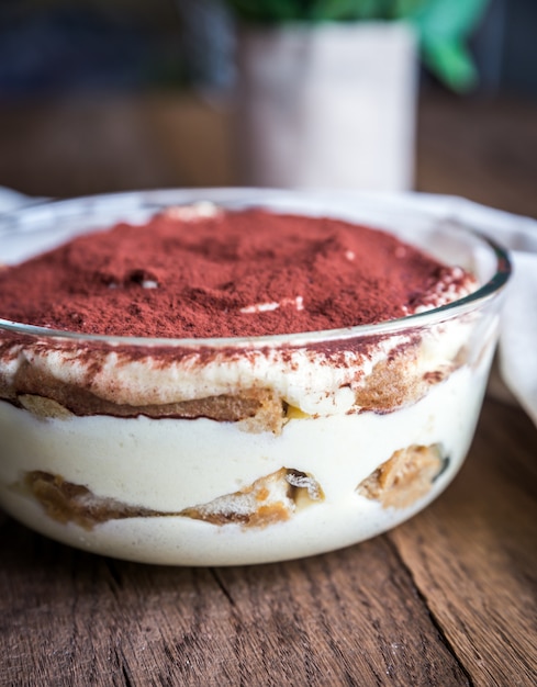 Tiramisu in de glazen kom op houten