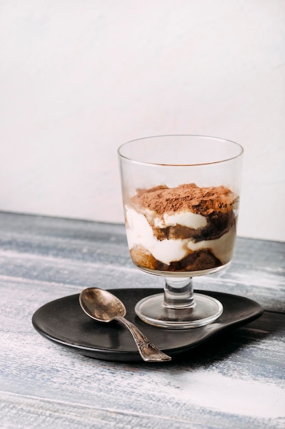 tiramisu in een glas met aardbeien