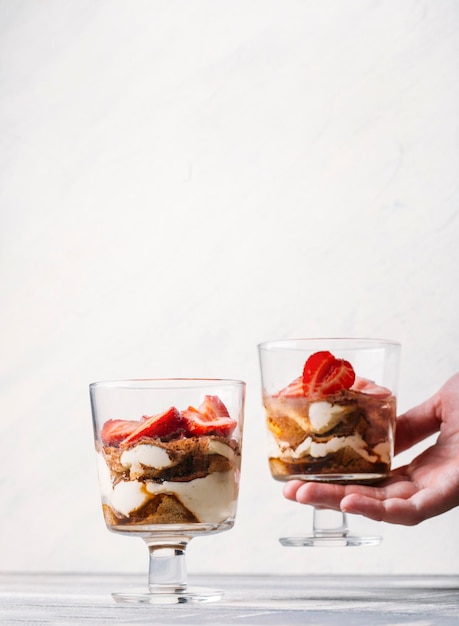 tiramisu in een glas met aardbeien