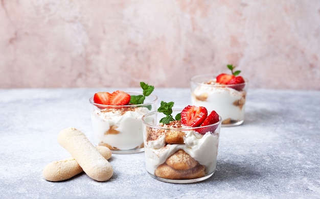 Tiramisu in een glas met verse aardbeien