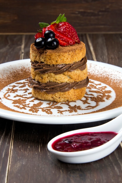 Tiramisu - Klassiek dessert met kaneel en koffie. Gegarneerd met aardbei.