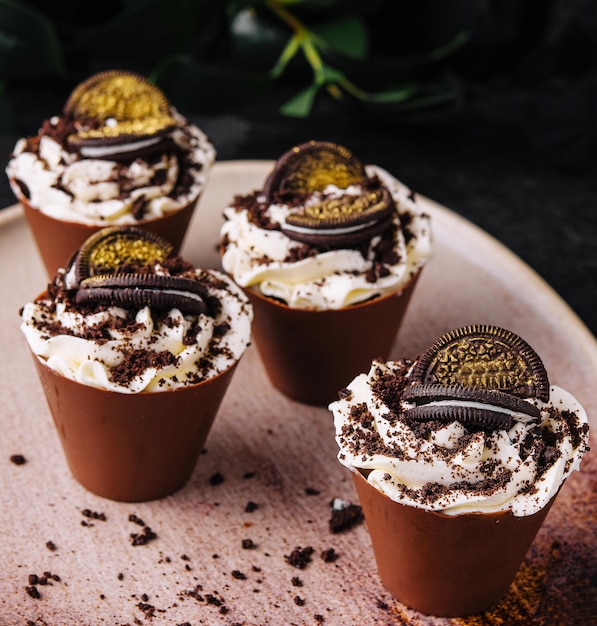 Foto tiramisu met chocolade oreo koekjes op bord