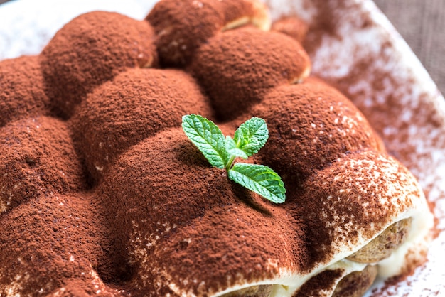 Tiramisu op de plaat op de houten oppervlak