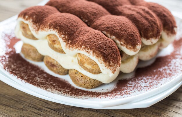 Tiramisu op de plaat op de houten tafel