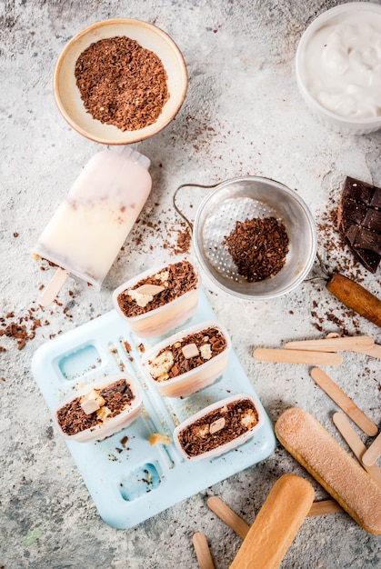 Gelato ai ghiaccioli al tiramisù. il gelato si apre con biscotti savoiardi italiani