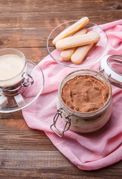 Photo tiramisu, savoiardi on pink cloth