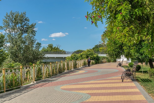 Тирасполь, Молдова 06.09.2021. Екатерининский парк в Тирасполе, Приднестровье или Молдове в солнечный летний день