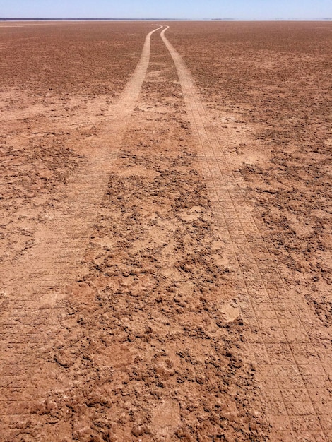 Foto tracce di pneumatici su un paesaggio arido