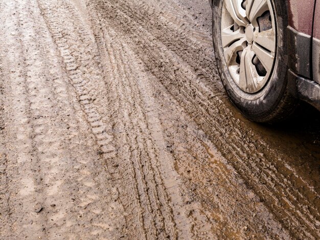 Photo tire tracks on dirt road