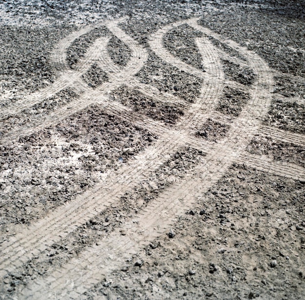 Photo tire tracks on dirt road