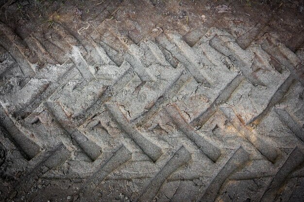 泥だらけの道路にタイヤの跡が残る