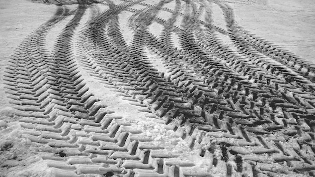 Foto tracce di pneumatici su sentiero coperto di neve