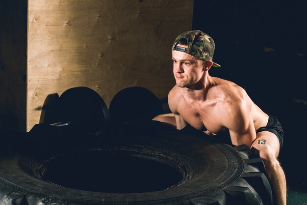 Allenamento dei pneumatici in palestra