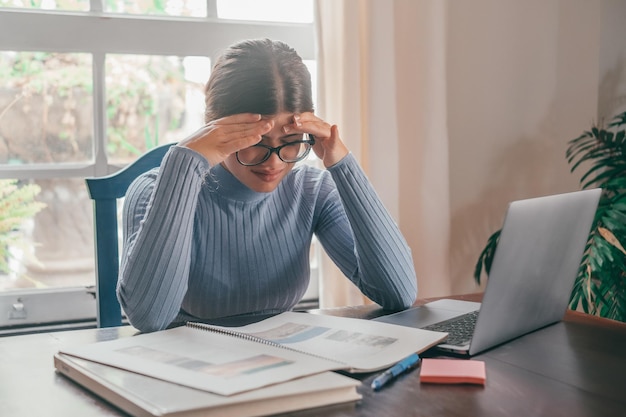 Stanco annoiato studentessa di scuola che sente mal di testa o affaticamento che fa i compiti a casa adolescente malato depresso esausto che studia da solo preoccupato per problemi di istruzione difficili conceptxa