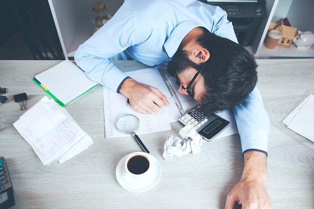 Photo tired businessman in office