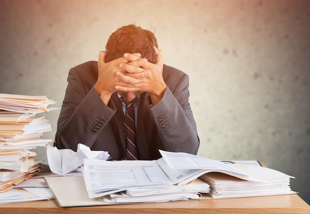 Photo tired businessman in suit on blurred background