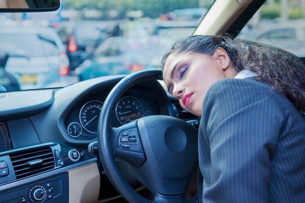 車の中で居眠りしてしまう疲れた実業家