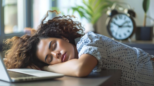 Photo tired businesswoman sleeping on a laptop with a clock in the background