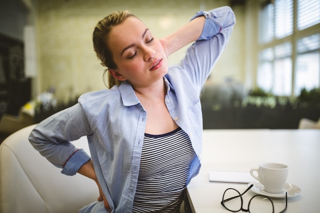 Photo tired businesswoman stretching