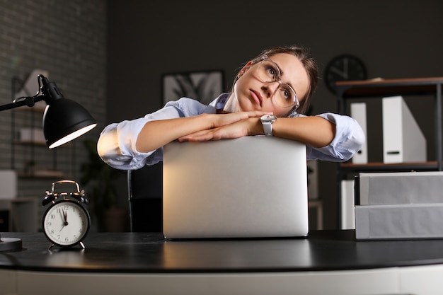 Photo tired businesswoman trying to meet deadline in office