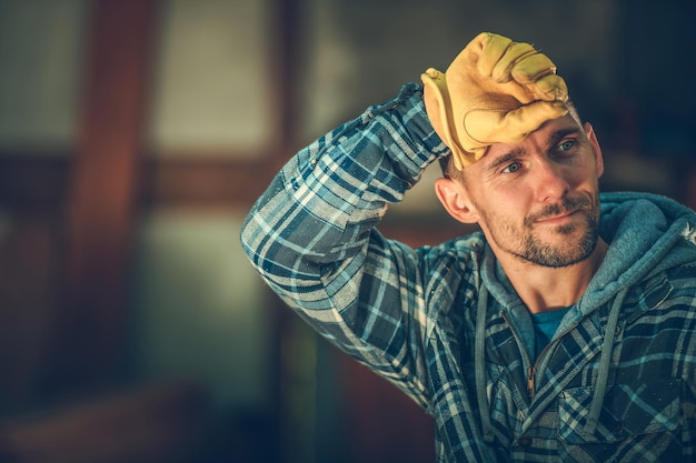 写真 幸せな労働者に疲れた