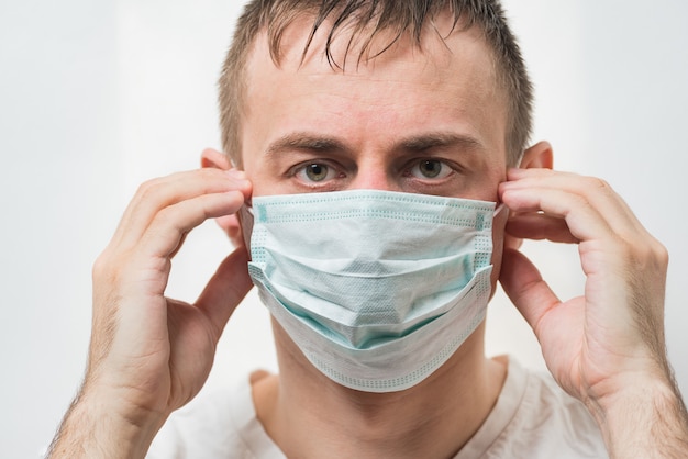 보호 마스크에 피곤한 의사가 바이러스 감염을 예방합니다.