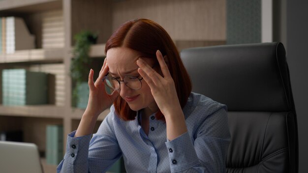 Photo tired fatigued caucasian girl office woman business employer exhausted businesswoman computer work