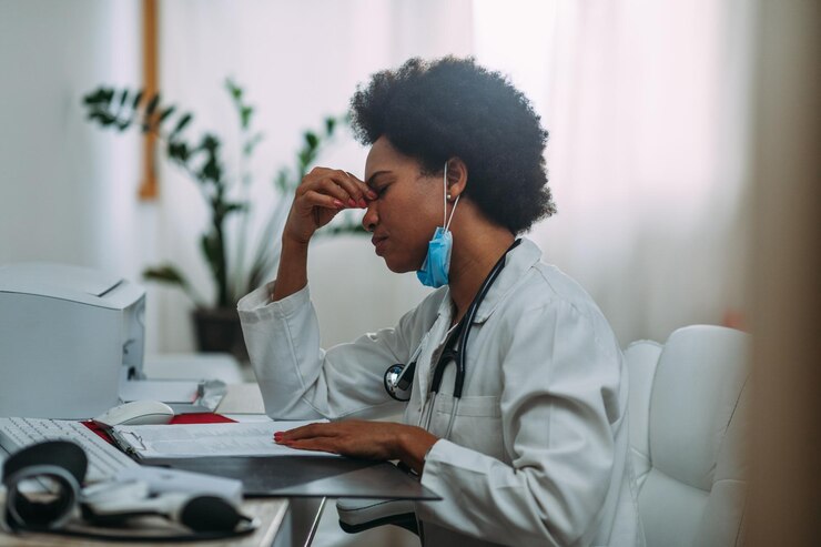 Photo tired female doctor using laptop at doctor39s office