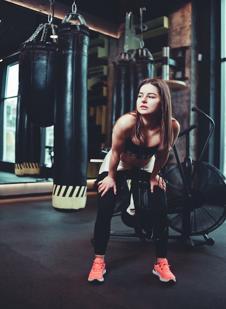 Ragazza stanca dopo un duro allenamento in palestra