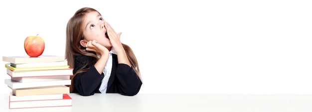 Bambina stanca che dorme sulla scrivania a scuola