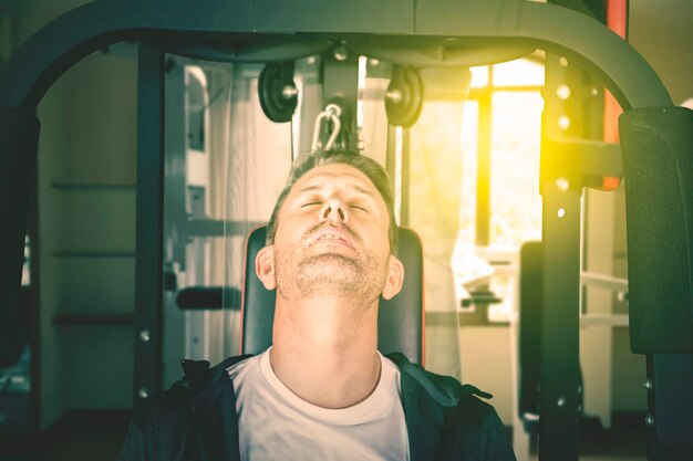 Foto uomo stanco che dorme in palestra