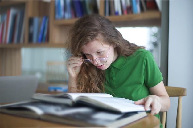 Photo tired overworked girl exhausted young woman in glasses college or university student is study hard